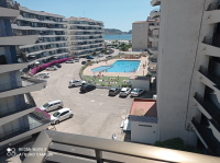 ESTARTIT - Apartament amb pàrquing situat a 50 metres de la platja, piscina i pista de tennis comunitàries.